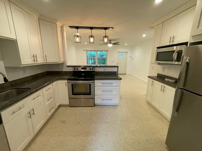 Building Photo - 842 SW 12th Ct