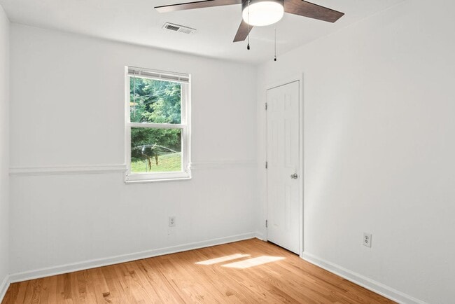 Building Photo - Newly Renovated Alcoa Cottage!!