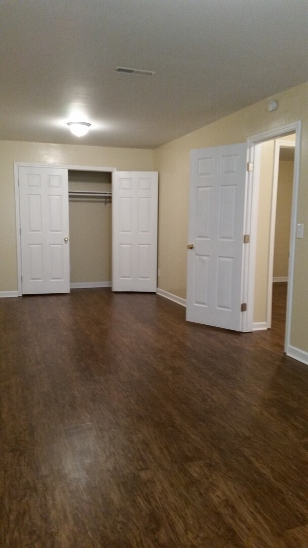 Building Photo - MOVE IN TODAY!  Large 4 bed 2 bath with bo...