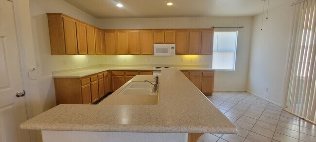 Building Photo - Gorgeous Single Story Home