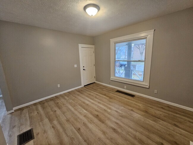 Building Photo - 1914 W 58th St