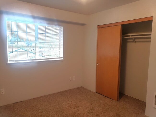 Building Photo - Wonderful townhouse in East Portland! rentalsc21.com