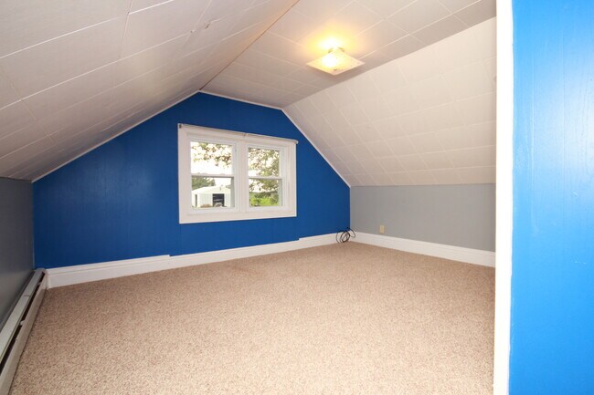 Building Photo - Updated home on 1 acre lot
