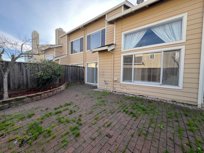 Building Photo - Bright & Spacious 3 Bedroom 2.5 Bath Duet ...