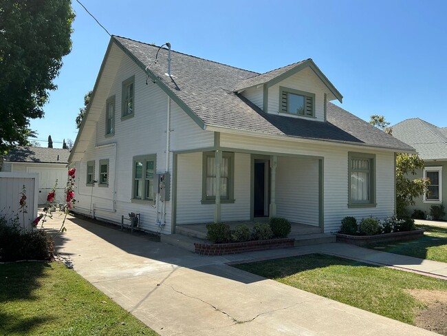 Building Photo - Beautiful 4 Bedroom 2 Bath Home in Old Tow...