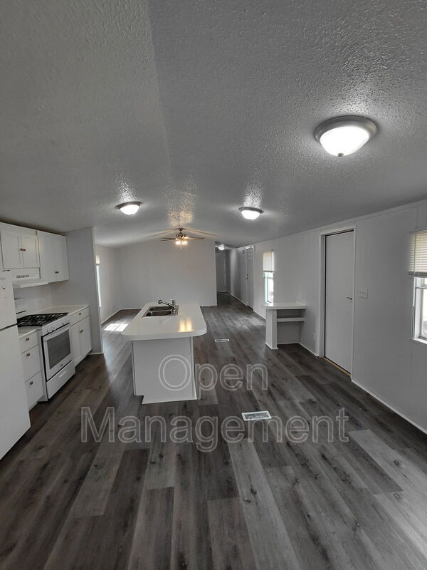 Building Photo - 301 Mantle Ave