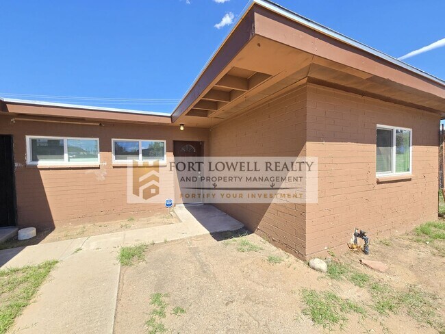 Building Photo - 3049-3051 E Proctor Vista