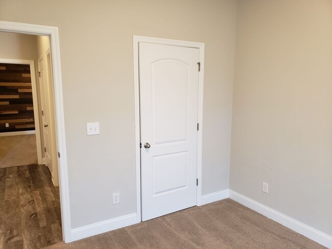 Building Photo - Beautiful brick home with many amenities!