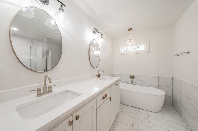 Building Photo - CHARMING HOME Close to TCU Campus!