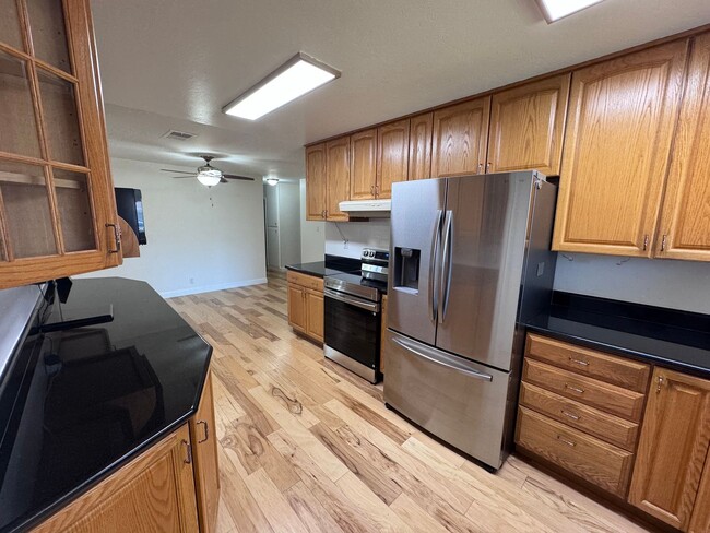 Building Photo - 4642 Hampshire Way
