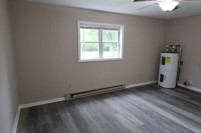 Building Photo - 549 S Gum St