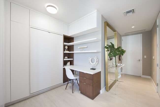 Building Photo - 2831 S Bayshore Dr