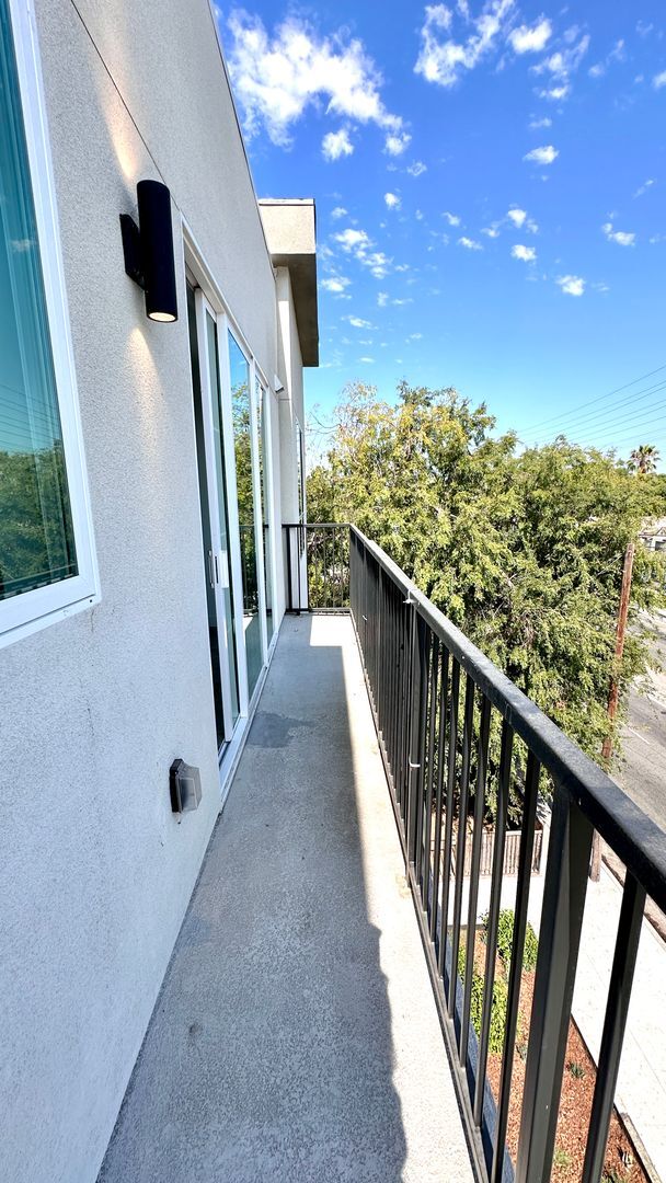 Building Photo - Affordable 1-Bedroom Top Floor Unit with M...