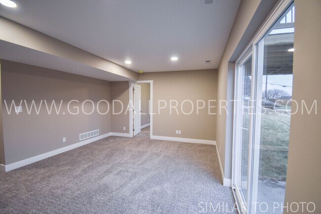 Building Photo - Wonderful 5 bedroom, 3.5 bath with a finis...