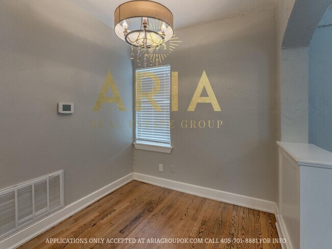 Building Photo - Updated & Adorable 2 Bed/1 Bath Space in t...