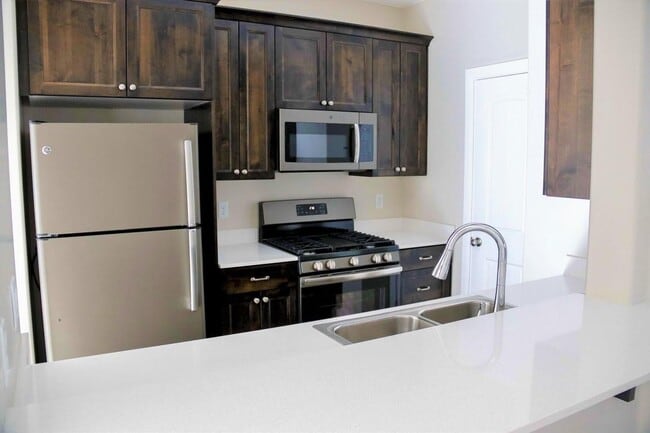 Building Photo - 3 bedroom, 2.5 bathroom Townhome on the No...