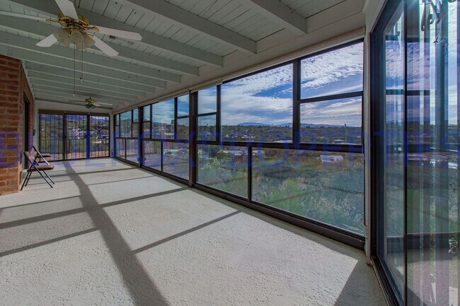 Building Photo - Stunning home off Sunrise and Swan!