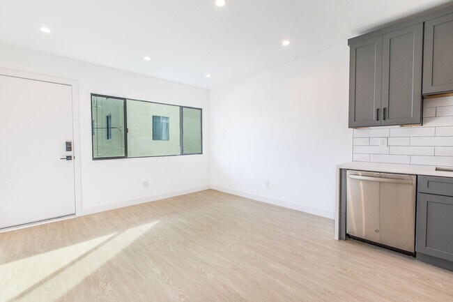 Interior Photo - 6133 Eleanor Ave
