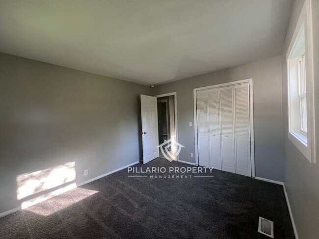 Building Photo - 4-Bedroom Home with Spacious Kitchen & Detached Garage, Available NOW!