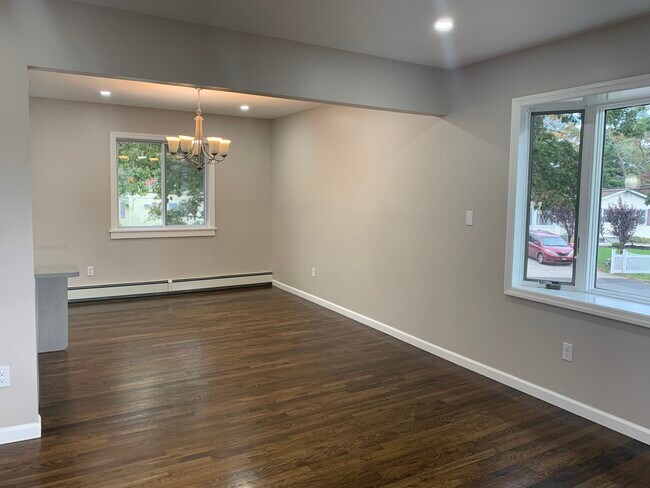 Building Photo - 573 Spur Dr N