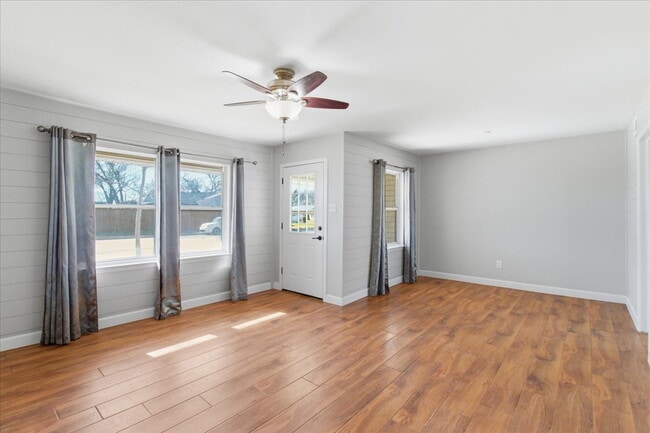 Building Photo - "Charming 3-Bedroom Retreat with 2 Full Baths in Farmers Branch"