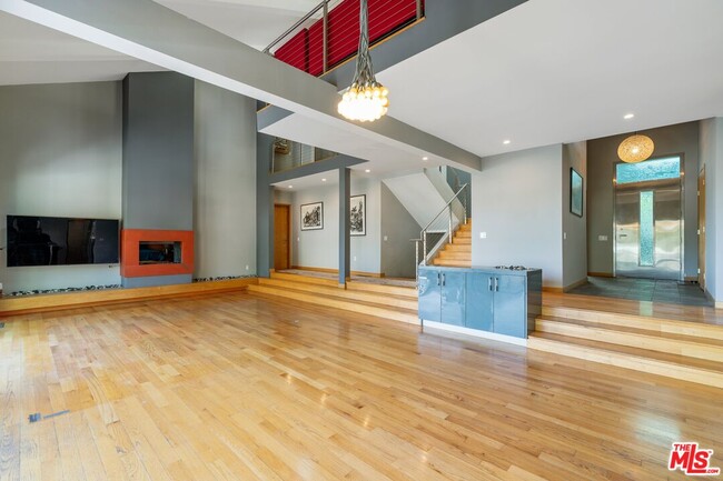 Building Photo - 8614 Hollywood Blvd