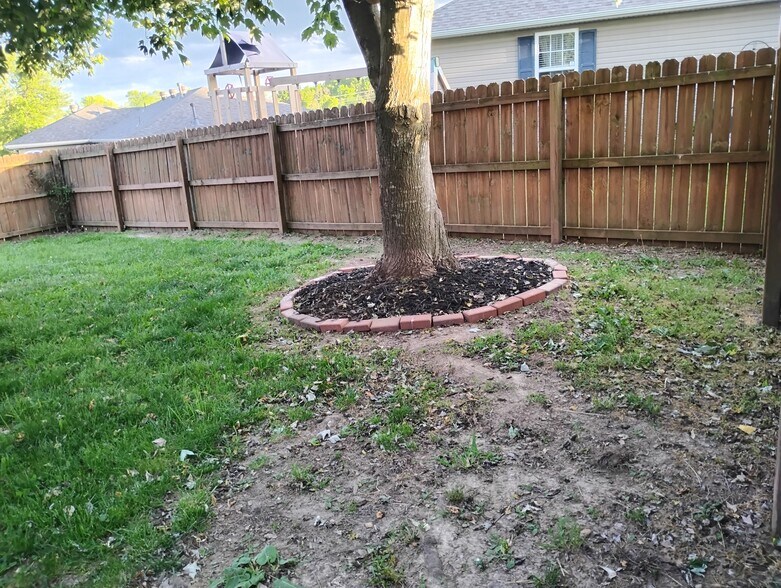 Building Photo - 428 W White Ash Rd