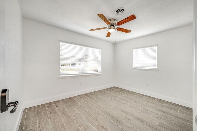 Building Photo - Remodeled 3/2 in Central Merritt Island!