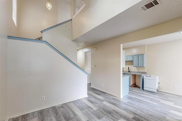 Building Photo - 919 Fairbanks Cir