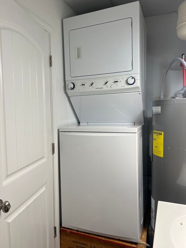 Building Photo - One bedroom apartment just steps away from...