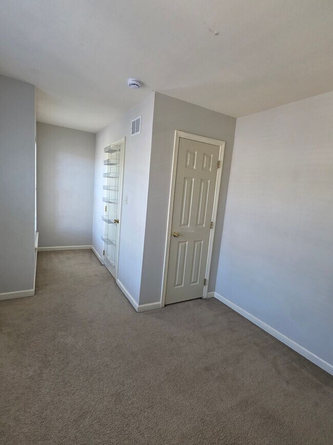 Building Photo - Browntown Twin Home