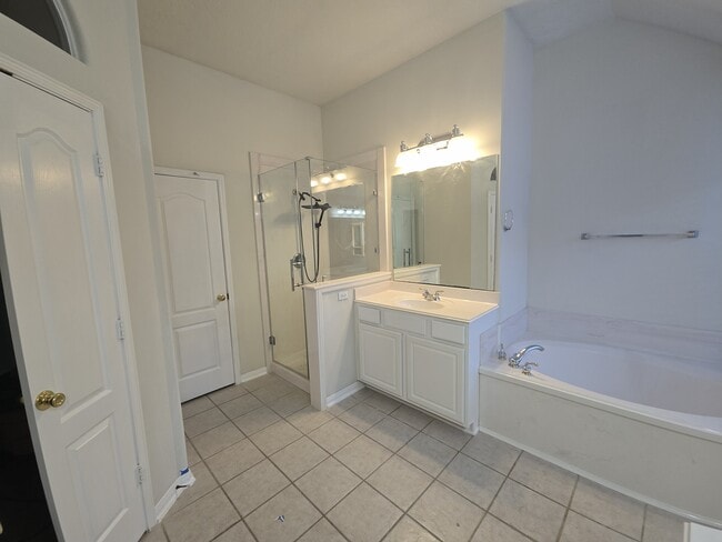 Building Photo - 10008 Chestnut Creek Way