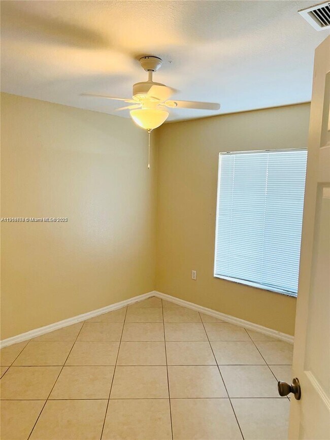 Building Photo - 4537 SW 134th Ave