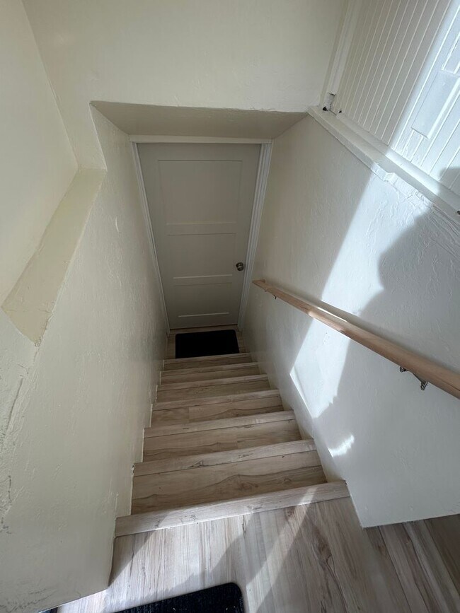 Building Photo - Angulo 421 S Duplex