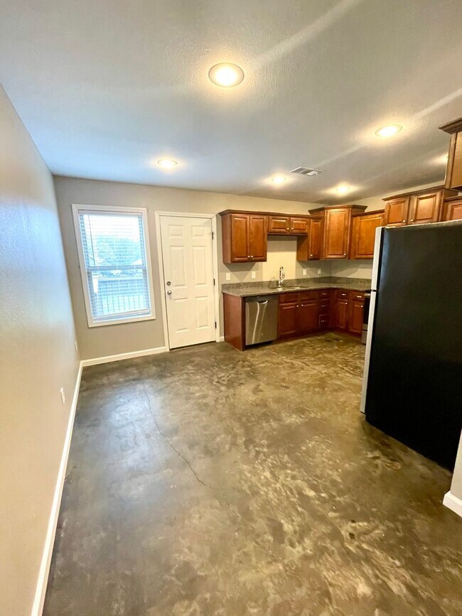 Building Photo - 3 Bedroom / 2 Bath In Pocahontas Available Now!