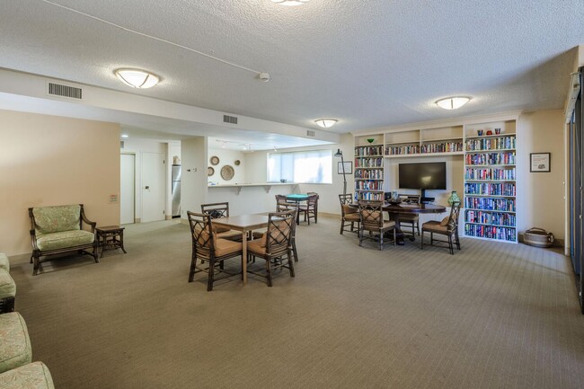 Building Photo - Gorgeous 2 Bed / 2 Bath Top Floor Condo wi...