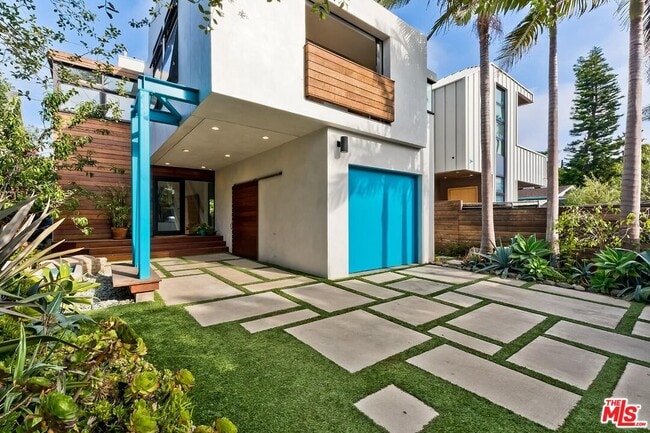 Building Photo - 832 Superba Ave