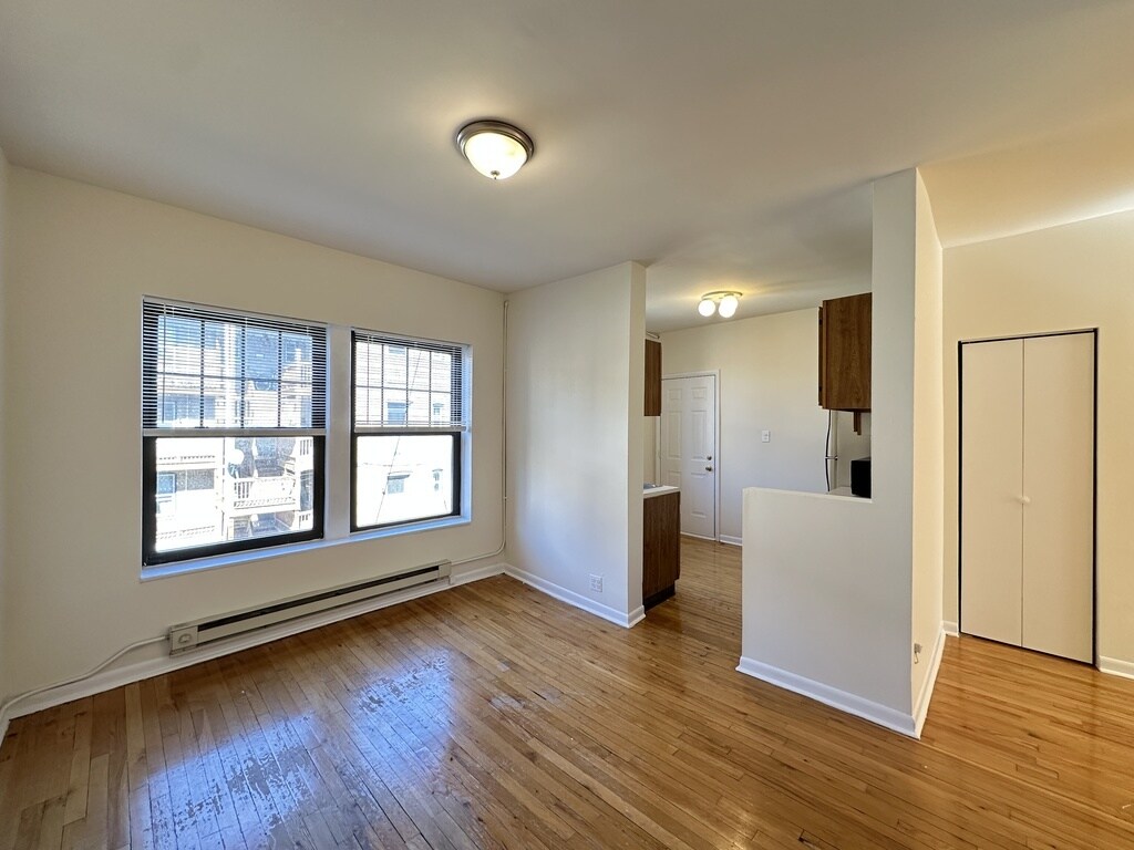 Building Photo - 700 W Cornelia Ave