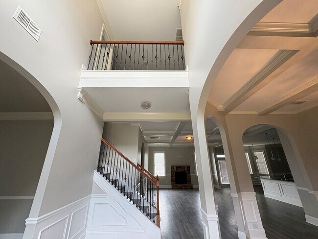 Building Photo - Beautiful 5 Bedroom Home with Massive Walk...