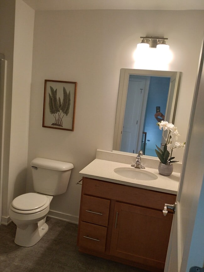 Building Photo - 2701 Pond Dr