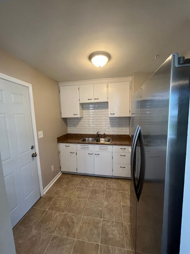 Building Photo - 3 Bedroom Home in Clintonville!