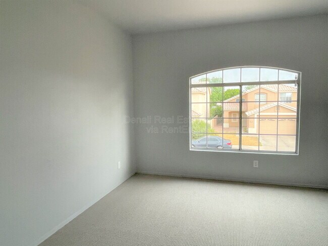 Building Photo - 5164 W Ross Dr