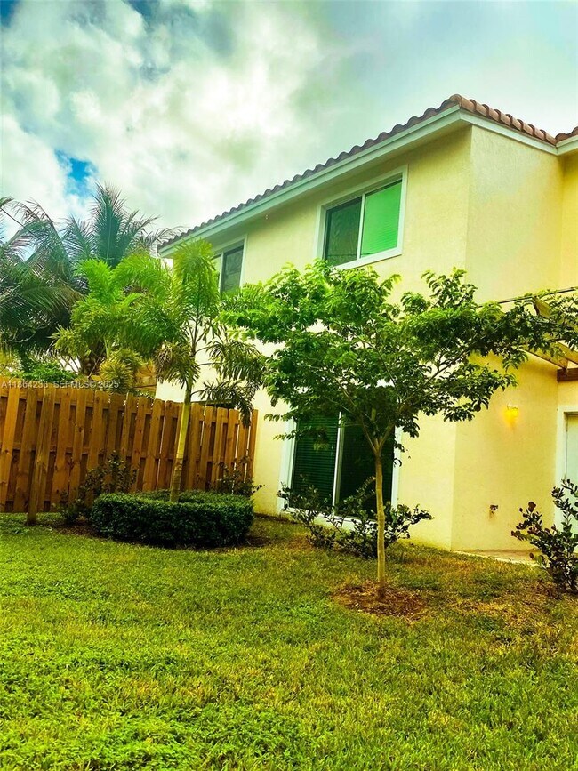 Building Photo - 2208 SW 3rd Ave