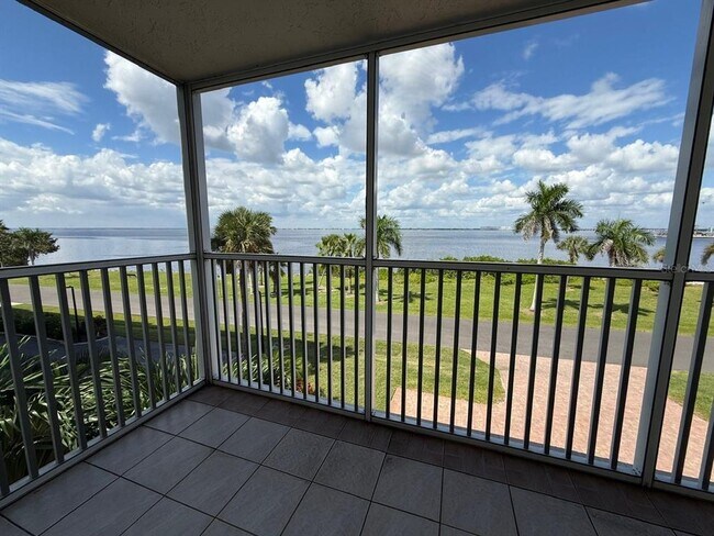 Building Photo - 1477 Park Beach Cir