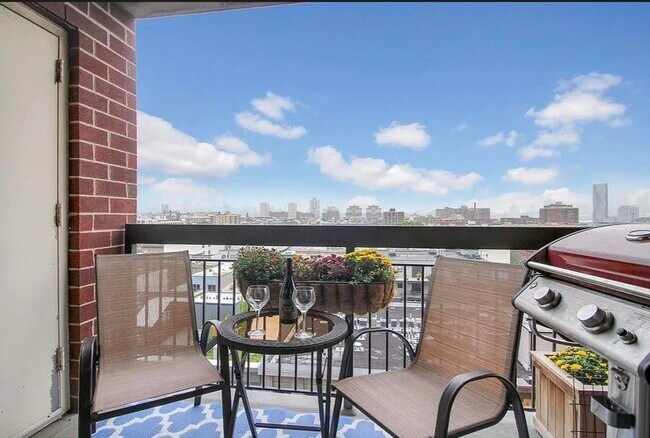 Building Photo - 700 1st St