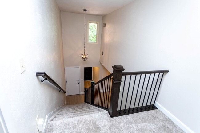 Building Photo - Beautiful Townhome in Central Colorado Springs!