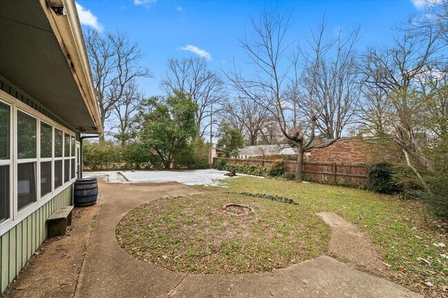 Building Photo - 1073 Ivy Rd