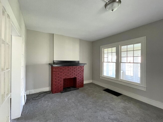 Building Photo - Multi Family Home 3 Bedroom and 1 Bath For Rent - Coming Soon