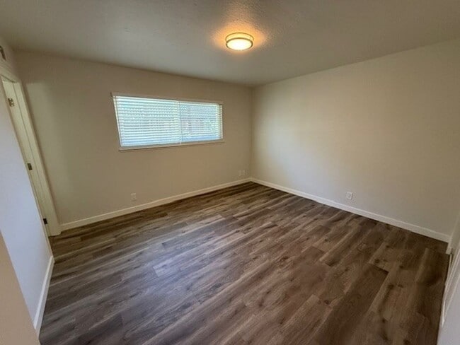 Building Photo - Absolutely Gorgeous 3 Bedroom 2 Bath Upgraded Home, New Kitchen, New Baths, New Flooring, Etc.