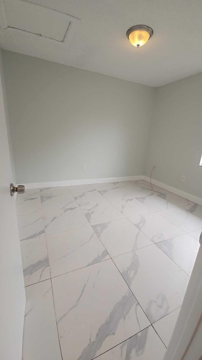 Building Photo - 621 NW 5th Ave